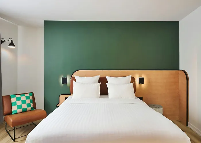 Moxy Bastille Hotel 3*