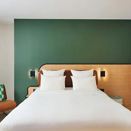 Moxy Bastille Hotel 3*